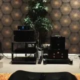 Hochwertige Lautsprecher und Audiogeräte versprechen ein immersives Klangerlebnis, das an **spatial audio** erinnert.