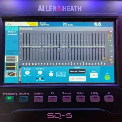 Allen & Heath SQ-5 Mischpult mit EQ-Einstellungen für live sound. Fader zeigen Frequenzanpassungen.