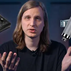 Mann erklärt Audio-Equipment: Mischpult, Mikrofon, Kompressor, PC. Mono vs Stereo im Fokus.