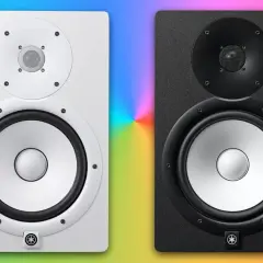 Zwei Yamaha HS8 Monitore, weiß und schwarz, im Test vor einem bunten Hintergrund.