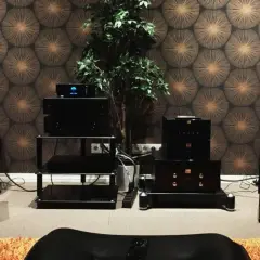 Hochwertige Lautsprecher und Audiogeräte versprechen ein immersives Klangerlebnis, das an **spatial audio** erinnert.
