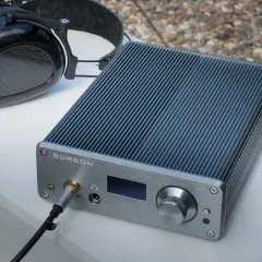 Burson Playmate 2 mit Kopfhörern. Ein kompakter Verstärker für audiophilen Genuss.