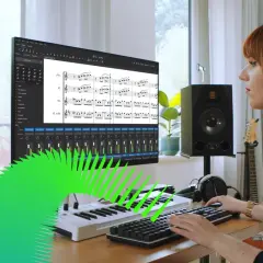 Frau komponiert Musik mit MuseScore online. Notenblatt, MIDI-Keyboard und Lautsprecher sind zu sehen.