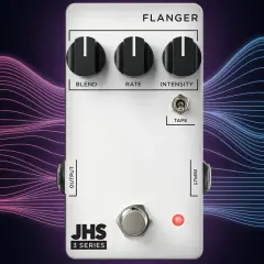 Ein weißes Effektpedal mit der Aufschrift "FLANGER" und Reglern für Blend, Rate und Intensity. Links und rechts davon schwingen neonfarbene Wellen, die an einen flanger vs phaser Sound erinnern.