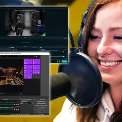 Eine Streamerin mit Kopfhörern lacht vor einem Mikrofon. Im Hintergrund sind OBS-Fenster zu sehen, die das Setup für einen Stream zeigen, inklusive Audio-Mixer mit Mikrofon/AUX-Audio.