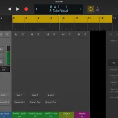 Ein Bildschirm mit einer Musikproduktionssoftware, die eine Spur für "Tube Vocal" anzeigt. Die **logic remote** App ermöglicht die Steuerung.