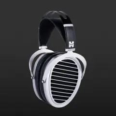 Hifiman Ananda Kopfhörer im Test: Elegantes Design mit silbernen Akzenten und schwarzem Leder.
