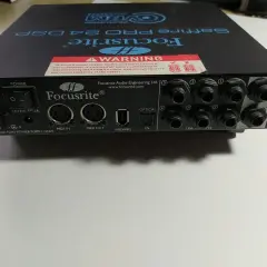 Rückseite eines Focusrite Saffire Pro 24 DSP Audio-Interfaces mit Anschlüssen für Strom, MIDI, Firewire und Line-Outs.