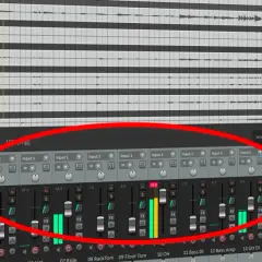 Digitales Mischpult mit Fader-Kanälen, die den Pegel und die Höhen (Treble) eines Mixes anzeigen.