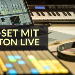 DJing with Ableton Live: Laptop mit Musiksoftware, Keyboard und Kopfhörer bereit für den Auftritt.