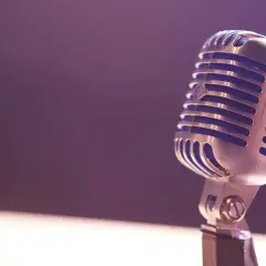 Ein glänzendes Mikrofon steht bereit für autotune live. Die Bühne ist bereitet, die Musik wartet.