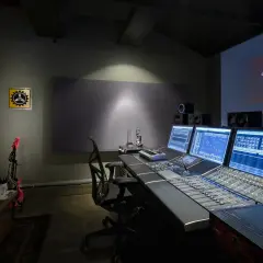Professionelles Tonstudio mit Yamaha Nuage Mischpult, Monitoren und UFC-Training-Day-Projektion.