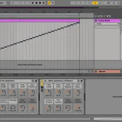 Ableton Live-Ansicht mit einem MIDI-Clip, der eine aufsteigende Tonleiter zeigt. Rechts ist der "Crazy Synth" mit Parametern und Effekten wie dem ableton sampler zu sehen.