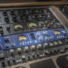 Ein Rack mit Audiogeräten, darunter ein linear phase eq. und Kompressoren, bereit für den Mix.