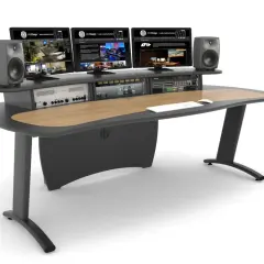 Ein moderner Schreibtisch mit drei Monitoren, Lautsprechern und Audiogeräten. Perfekt für ein Studio, um einen perfekten sound bridge zu schaffen.