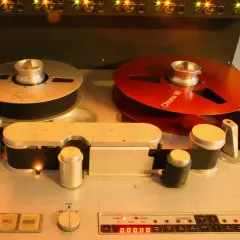 Studer A800 Bandmaschine mit zwei Spulen, die wie ein analoger glue compressor klingt.