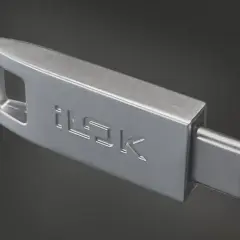 Silberner ilok USB-Stick mit markantem Design und integriertem Anschluss.