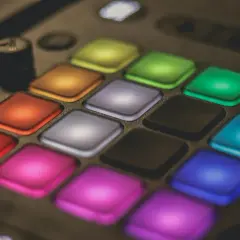 Bunte Pads eines Ableton Push 3 Controllers, bereit für den Release.