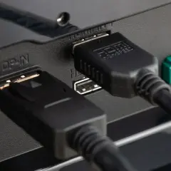 DisplayPort-Kabel und HDMI-Kabel sind angeschlossen. Ja, DisplayPort trägt Audio.