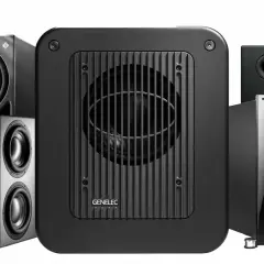 Mehrere Subwoofer, darunter ein Genelec-Modell, bereit für den Einsatz mit einem high pass filter.