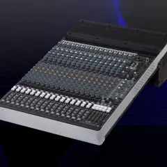 Ein Mackie Onyx 1640 Mischpult mit vielen Reglern und Fadern, bereit für den perfekten Sound.