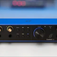 Fokusrite Scarlett 2i2 Audio-Interface in Blau. Ideal für Musikproduktion und die Nutzung von Fokusrite Plugins.