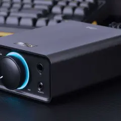 Schwarzer Fiio K7 im Test. Der Kopfhörerverstärker mit THX AAA 788+ Chip und blau beleuchtetem Lautstärkeregler.