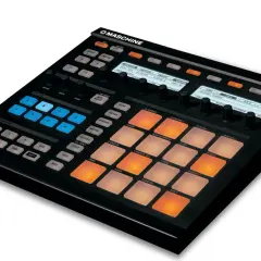 Maschine MK1 mit leuchtenden Pads, bereit für Beat-Produktion.