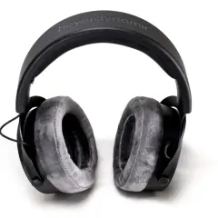 Beyerdynamic DT 900 PRO X Kopfhörer mit weichen Velours-Ohrpolstern, die für eine präzise Wiedergabe des dt 900 pro x frequency response sorgen.