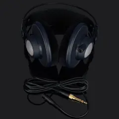 AKG K702 Kopfhörer mit Kabel und vergoldetem Klinkenstecker, bereit für einen detaillierten Test.