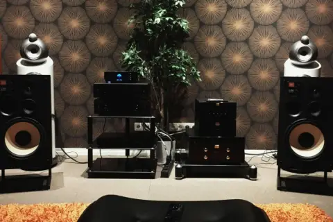 Hochwertige Lautsprecher und Audiogeräte versprechen ein immersives Klangerlebnis, das an **spatial audio** erinnert.