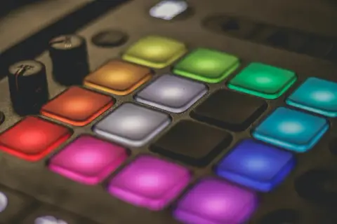 Bunte Pads eines Ableton Push 3 Controllers, bereit für den Release.