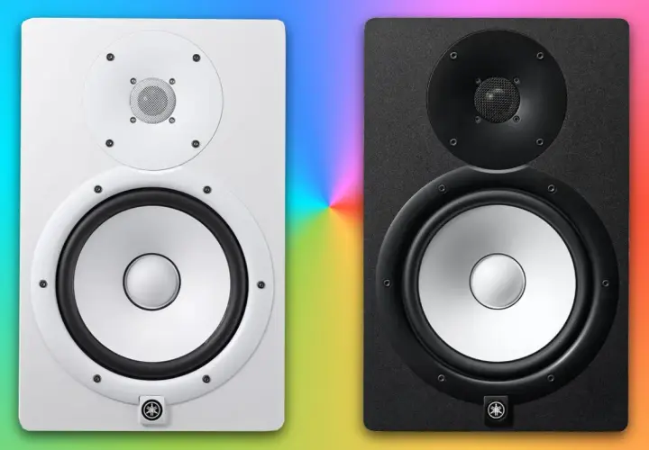 Zwei Yamaha HS8 Monitore, weiß und schwarz, im Test vor einem bunten Hintergrund.