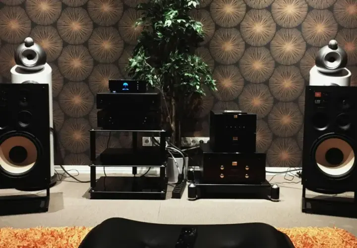 Hochwertige Lautsprecher und Audiogeräte versprechen ein immersives Klangerlebnis, das an **spatial audio** erinnert.