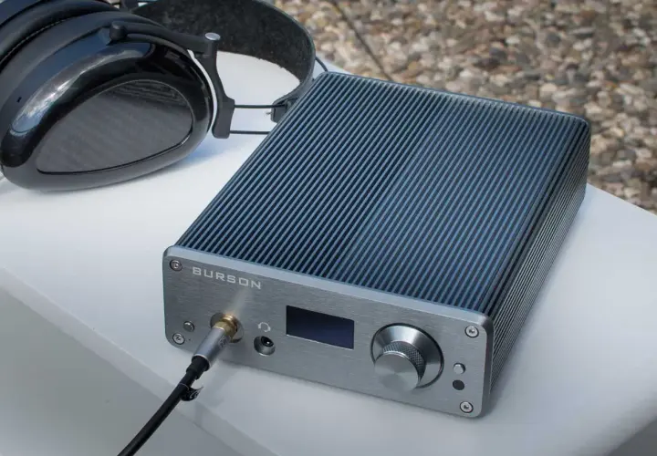 Burson Playmate 2 mit Kopfhörern. Ein kompakter Verstärker für audiophilen Genuss.