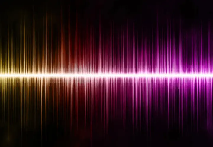 Ein Spektrum aus gelben, roten und violetten Linien, das an einen Equalizer erinnert. Dieses farbige Rauschen erzeugt eine dynamische, leuchtende Atmosphäre.