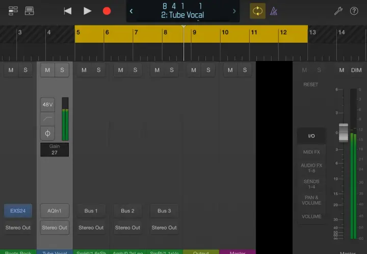 Ein Bildschirm mit einer Musikproduktionssoftware, die eine Spur für "Tube Vocal" anzeigt. Die **logic remote** App ermöglicht die Steuerung.