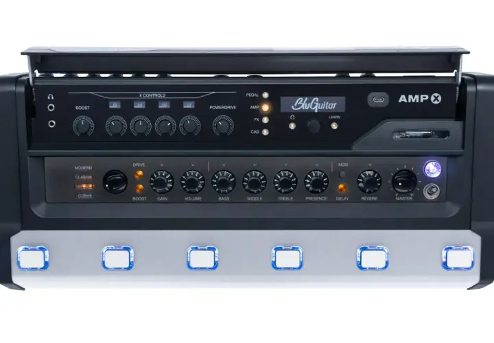 BluGuitar AMP X: Ein vielseitiger Gitarrenverstärker mit zahlreichen Reglern und beleuchteten Pedalen. Die bluguitar amp x release date wird bald bekannt gegeben.