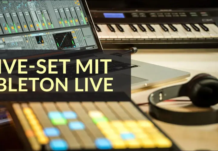 DJing with Ableton Live: Laptop mit Musiksoftware, Keyboard und Kopfhörer bereit für den Auftritt.