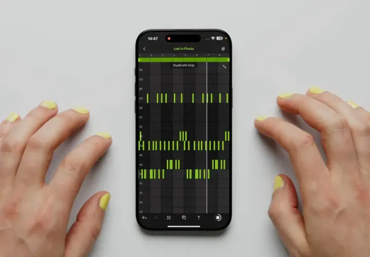 Hände mit gelbem Nagellack steuern eine Musik-App auf dem Handy. Grüne Balken zeigen einen Ableton Note-Beat.
