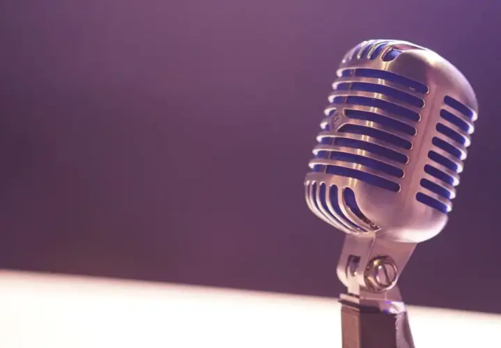 Ein glänzendes Mikrofon steht bereit für autotune live. Die Bühne ist bereitet, die Musik wartet.