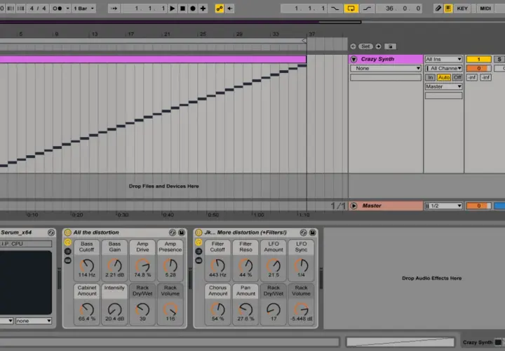 Ableton Live-Ansicht mit einem MIDI-Clip, der eine aufsteigende Tonleiter zeigt. Rechts ist der "Crazy Synth" mit Parametern und Effekten wie dem ableton sampler zu sehen.