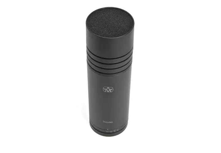 Ein Aston Stealth Mikrofon, das für seine unauffällige Eleganz und erstklassige Audioqualität bekannt ist.
