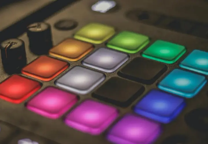 Bunte Pads eines Ableton Push 3 Controllers, bereit für den Release.
