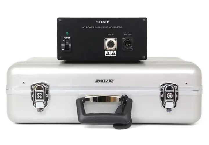 Sony AC Power Supply Unit AC-MC800G für das legendäre Sony C800G Mikrofon, bereit für den Einsatz.