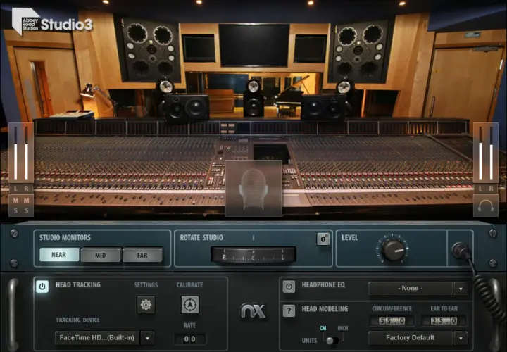 Das Abbey Road Studio 3 mit Mischpult, Lautsprechern und Piano. Waves Audio-Software mit Head Tracking und EQ-Einstellungen.