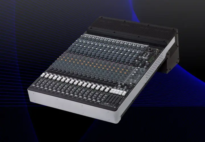 Ein Mackie Onyx 1640 Mischpult mit vielen Reglern und Fadern, bereit für den perfekten Sound.