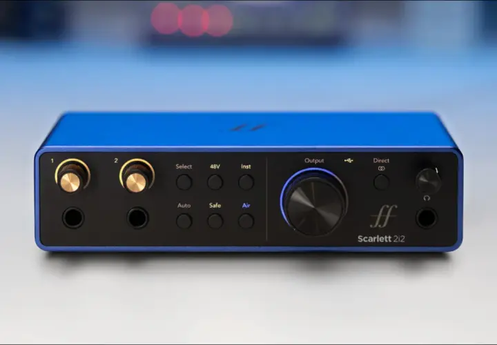 Fokusrite Scarlett 2i2 Audio-Interface in Blau. Ideal für Musikproduktion und die Nutzung von Fokusrite Plugins.