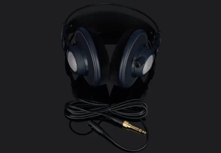 AKG K702 Kopfhörer mit Kabel und vergoldetem Klinkenstecker, bereit für einen detaillierten Test.