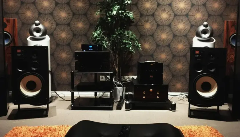 Hochwertige Lautsprecher und Audiogeräte versprechen ein immersives Klangerlebnis, das an **spatial audio** erinnert.